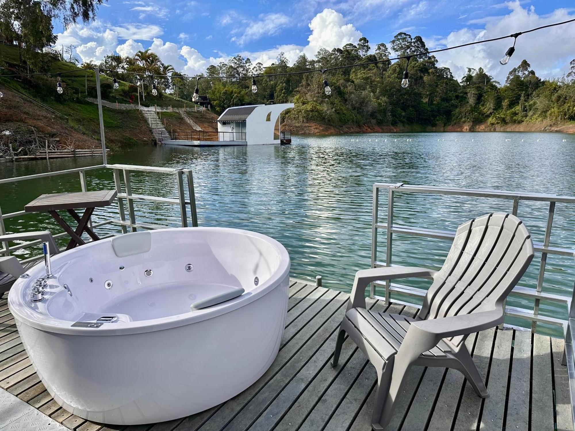 Casa Flotante La Trinidad Hotel Guatape Exterior photo