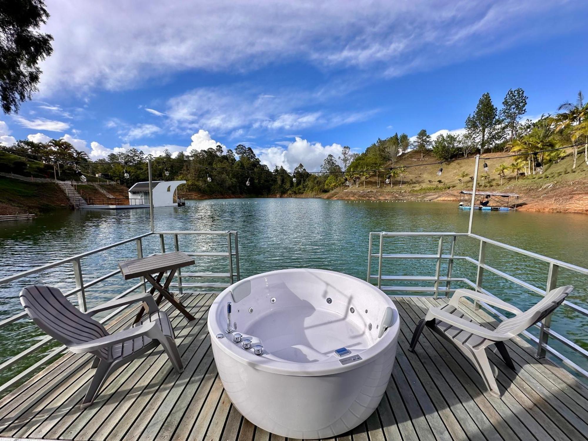 Casa Flotante La Trinidad Hotel Guatape Exterior photo